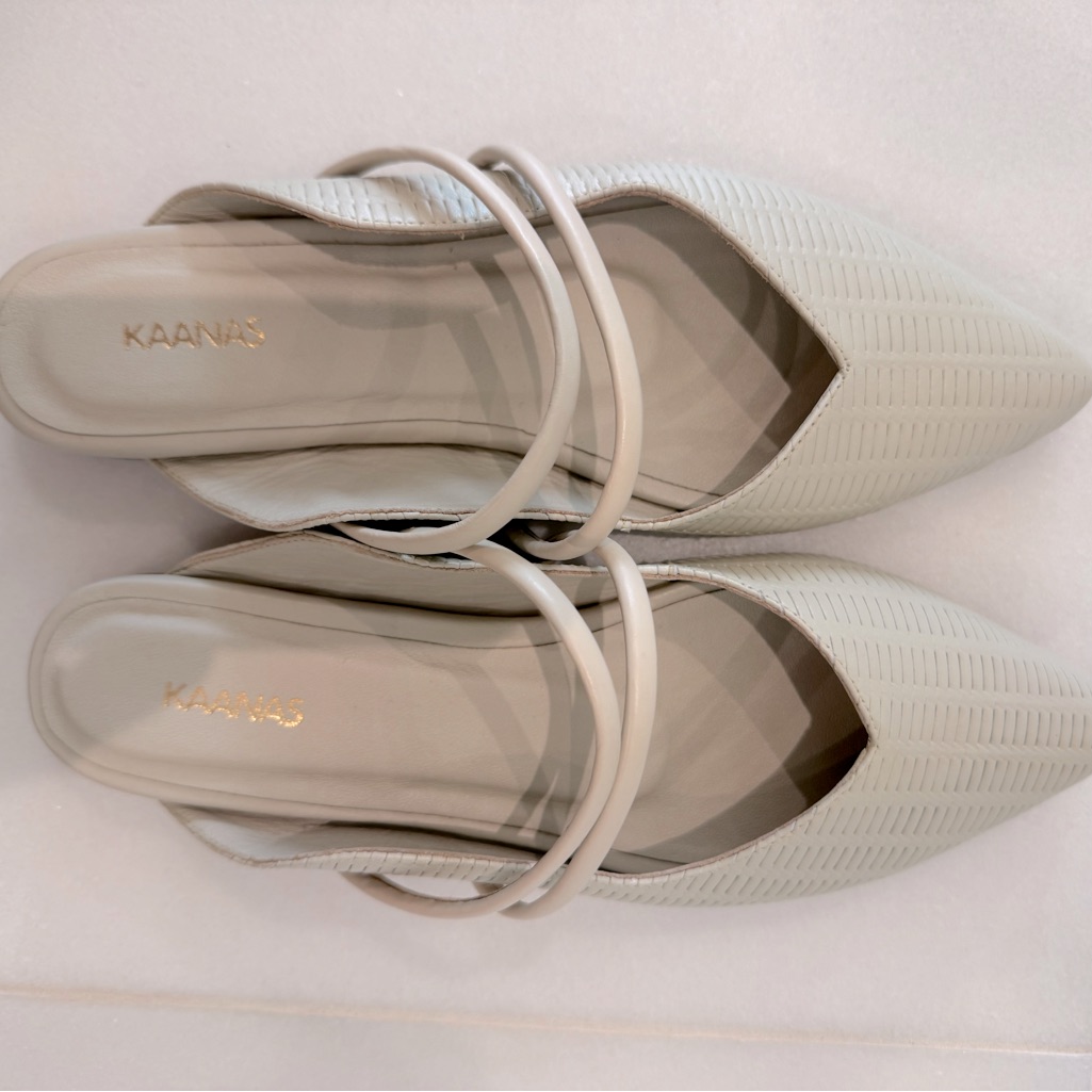 Kaanas Bone Leather Flat